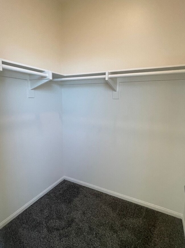 Building Photo - Spacious 4 Bedroom, 3.5 Bathroom Townhome