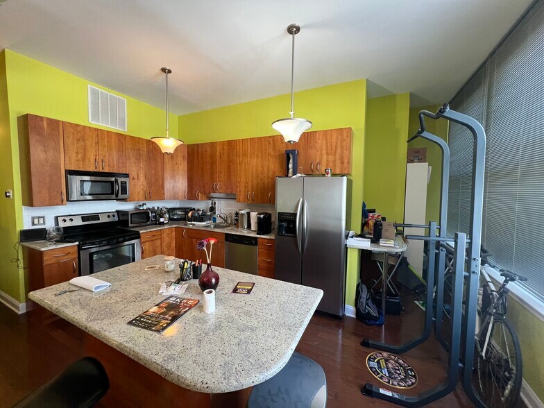 Building Photo - 1100 S Broad St