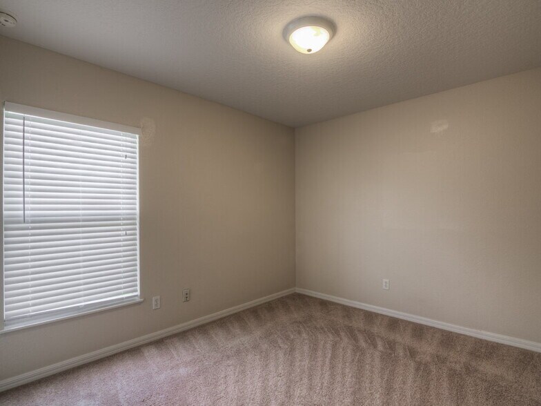 Building Photo - 4612 Woodford Dr