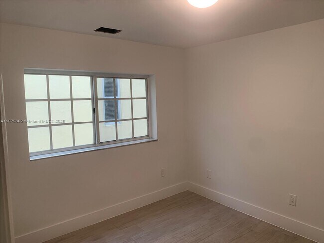 Building Photo - 1218 Salzedo St