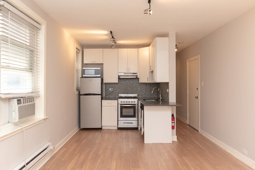Building Photo - 511 W Belmont Ave