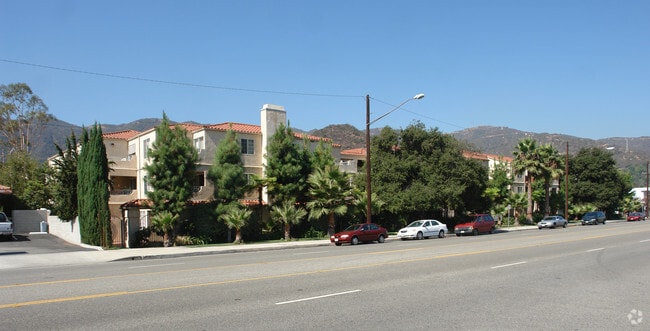 Building Photo - Twin Oaks