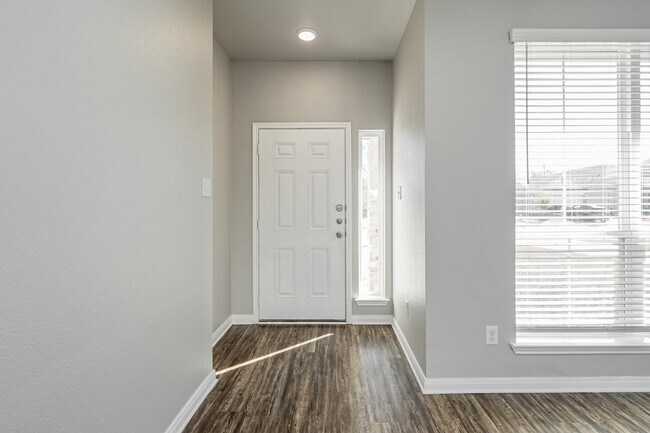 Building Photo - 525 Fallbrook Dr
