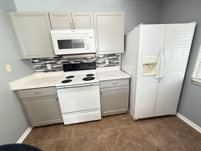 Building Photo - 3 bed 2.5 bath townhome in Gated Providenc...