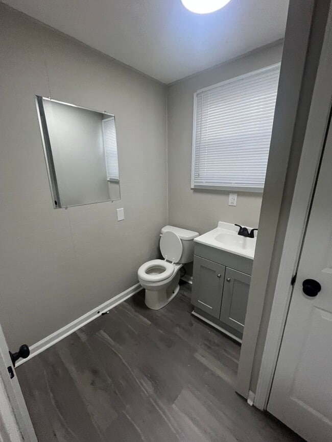 Building Photo - Gorgeous Updated 5 Bedroom/2.5 Bath House!