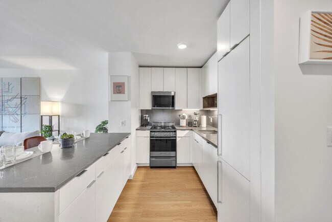 Building Photo - 68 W 37th St