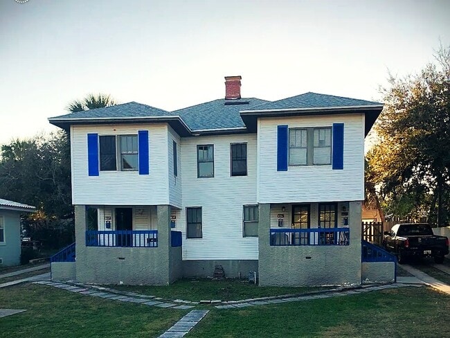 Building Photo - 827 N Oleander Ave