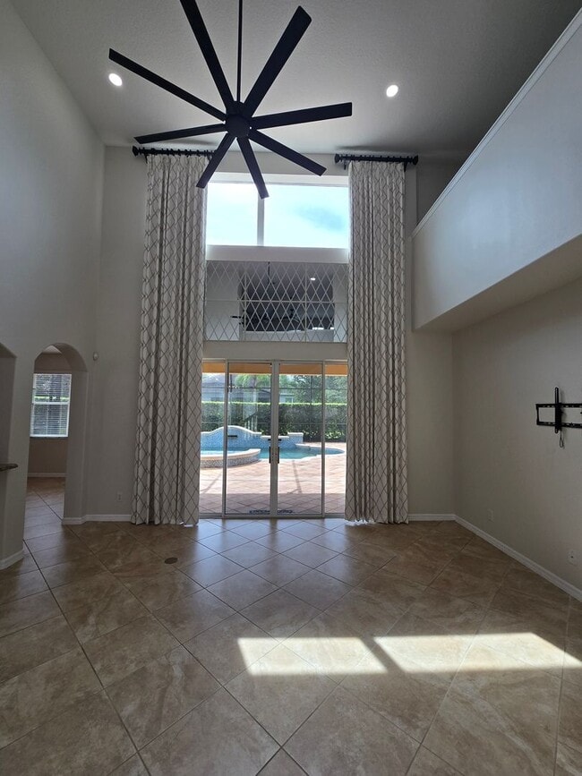 Building Photo - Luxurious Single-Family Home in Secluded Mount Dora Community