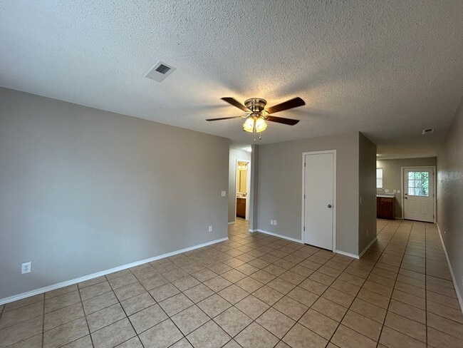 Building Photo - Minutes from Downtown Rogers – 2 Bed Apart...