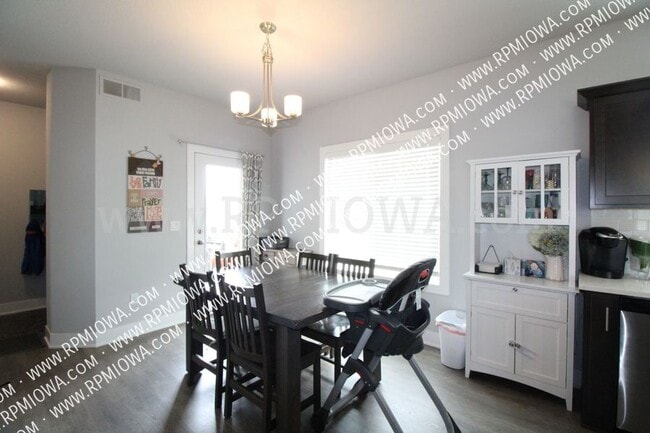 Building Photo - 2021 NW Beechwood St