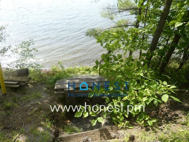 Building Photo - 523 Memorial Dr