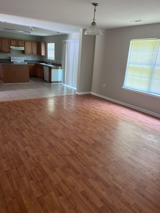Building Photo - Stunning 4 Bedroom Home in Coulwood East Community