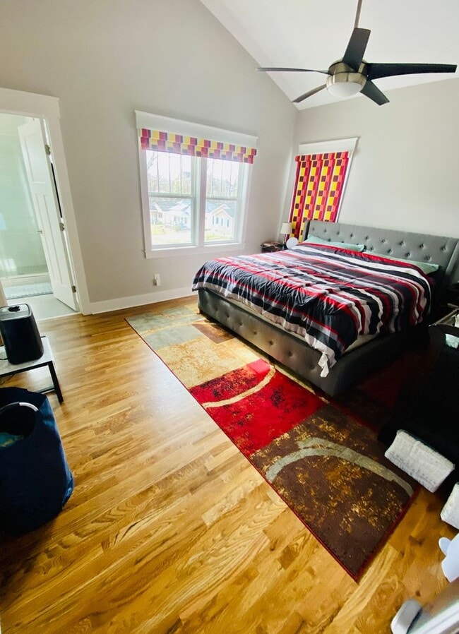 Building Photo - Spectacular 4Bed/3Bath Minutes to Duke with Fenced In Yard