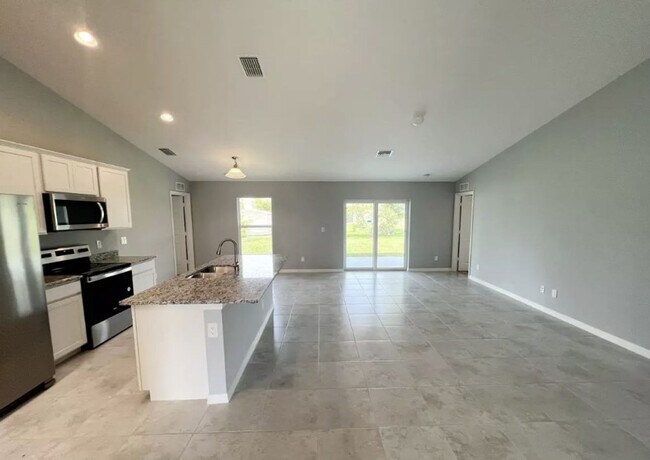 Building Photo - AVAILABLE NOW! 3 Bedroom + Den - 2 Bathroo...