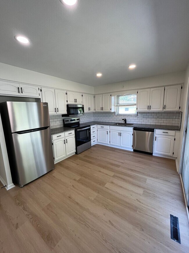 Building Photo - 1644 Durbridge Rd