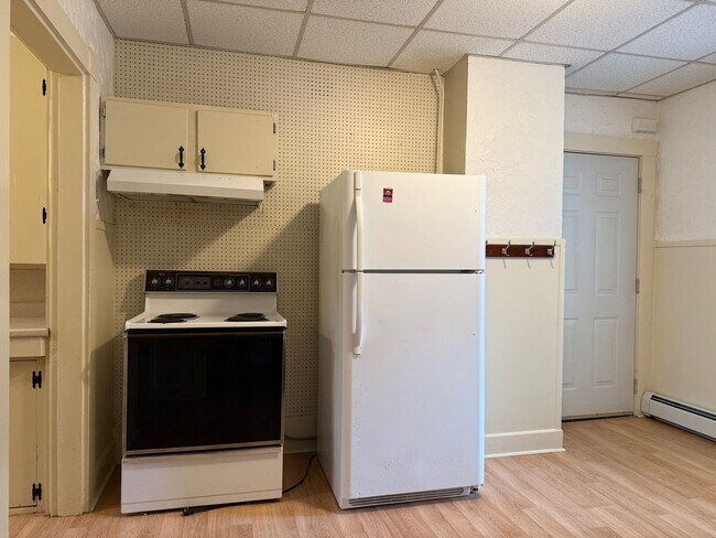 Building Photo - Westbrook-66 Stroudwater St. #1:  1 BR/1BA+office apt., Available now! $1,650.00 + utilities