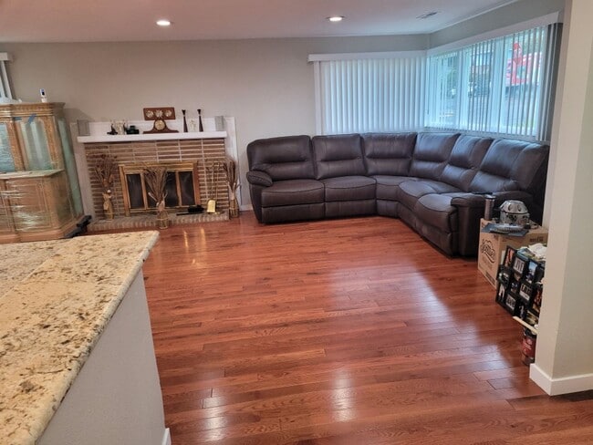 Building Photo - Move in ready rental in downtown Rainier with Columbia River views!