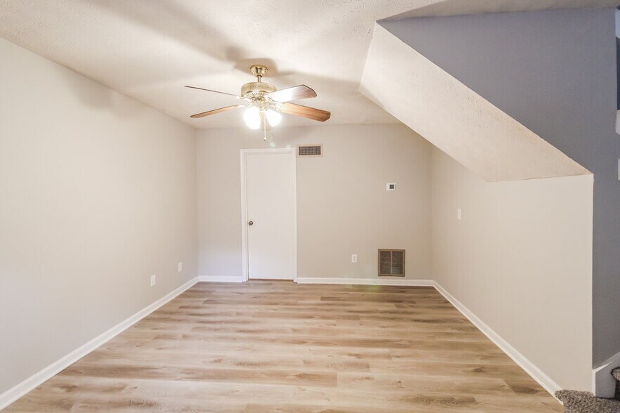 Building Photo - 5545 Rock Springs Rd