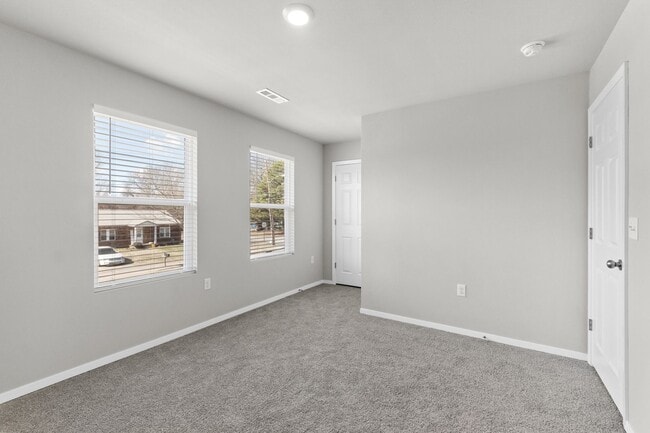 Building Photo - Spacious Home in Fayetteville!