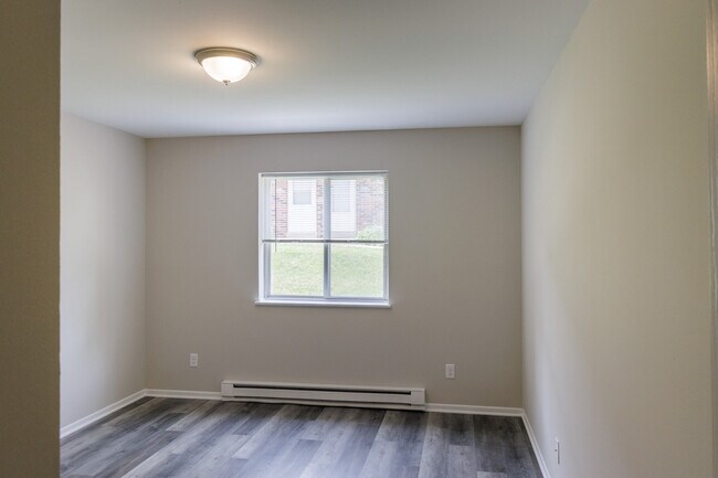 Building Photo - 2103 Green Tree Rd