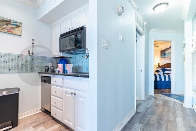Building Photo - 6300 Seawall Blvd