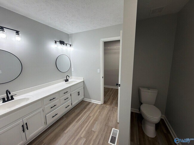 Building Photo - 103 Kestrel Ct SW