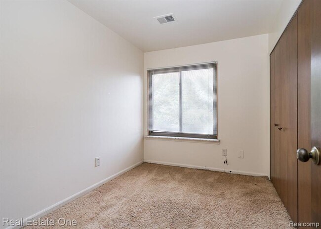 Building Photo - 23788 Village-House Dr N