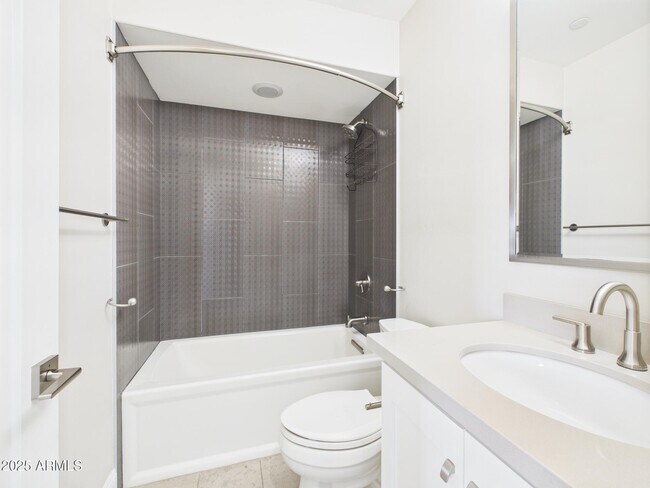 Building Photo - 4816 N Woodmere Fairway