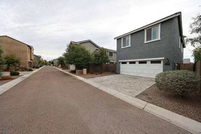 Building Photo - Move In Ready!stunning 3 bedroom, 2.5 bathroom home located in Phoenix!