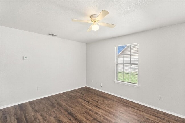 Building Photo - 404 Kings Way Dr