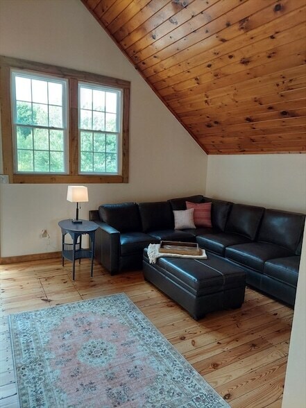 Building Photo - 131 School St