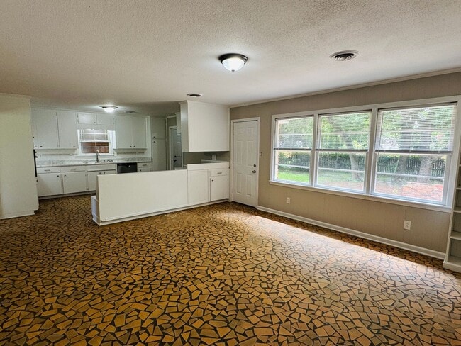 Building Photo - Freshly Renovated 4-Bedroom Retreat!