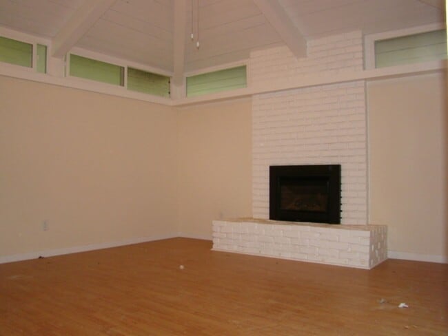 Building Photo - 2 Bedroom 2 Bath, dishwasher, yard, 2 park...