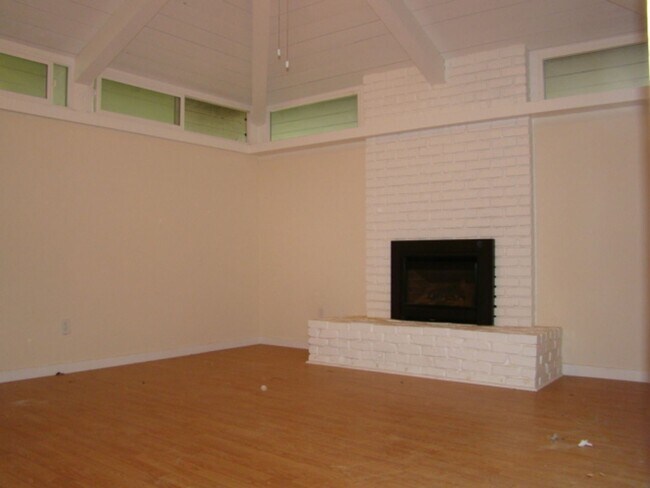 Building Photo - 2 Bedroom 2 Bath, dishwasher, yard, 2 parking spaces