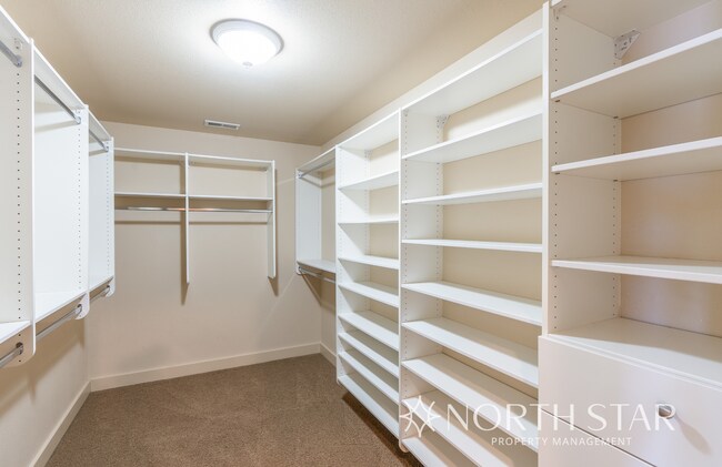 Building Photo - Gorgeous, Gated and Lake Front in Oregon City