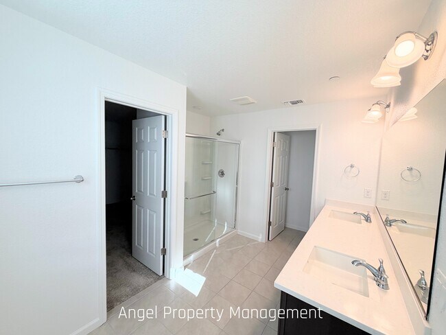 Building Photo - 425 Fuchsia Ct