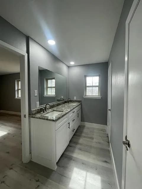 Building Photo - Room in House on Springhill Dr