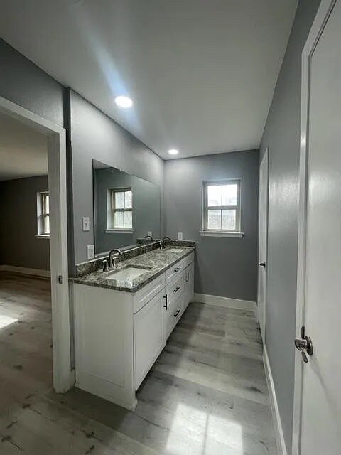 Building Photo - Room in Single Family Home on Springhill Dr