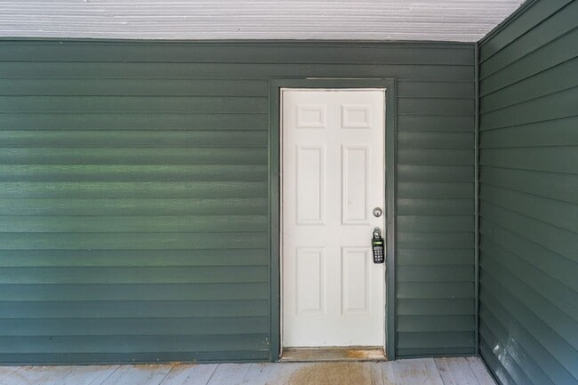 Building Photo - Cozy, Stylish, and Newly Renovated in the ...