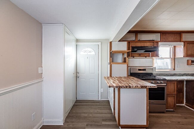 Building Photo - Charming 2 Bedroom Home with a Huge Fenced Yard & Garage