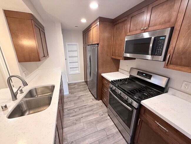 Building Photo - Eastlake Shores Downstairs Condo feat. Two Bedrooms and Two Bathrooms