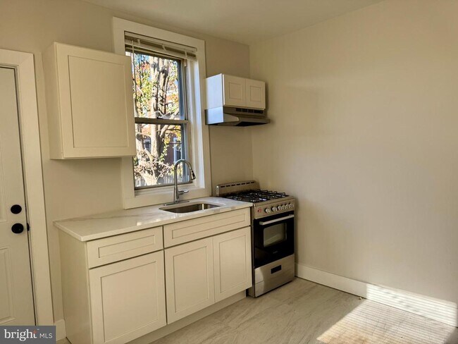 Building Photo - 6308 N Lambert St