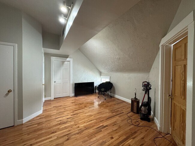 Building Photo - 26 Conklin St