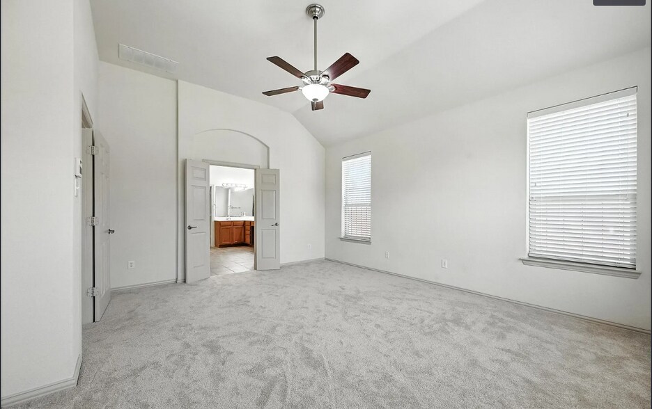 Building Photo - Room in House on Smoke Tree Dr