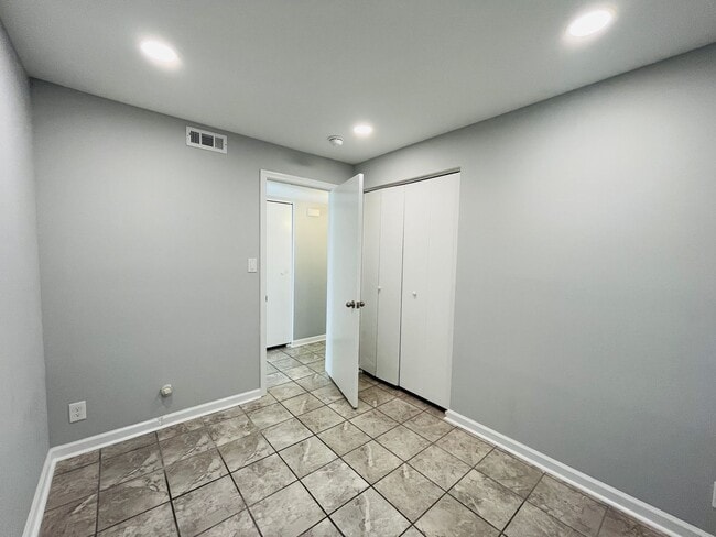 Building Photo - CHARMING CONDO IN STAFFORD!