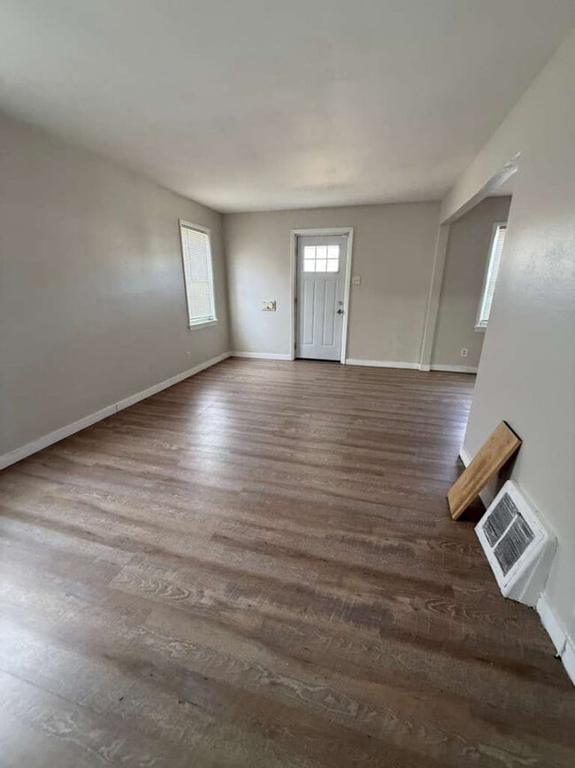 Building Photo - "Charming 2-Bedroom Retreat in University City - Cozy 900 Sq. Ft. Home!"  HUGE bedrooms with Base...