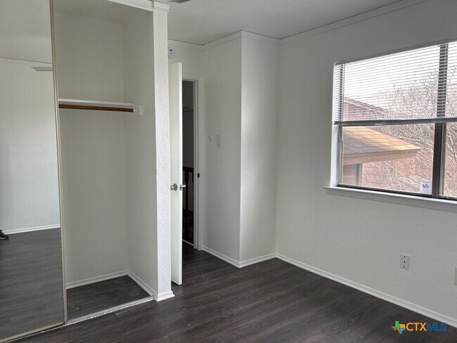 Building Photo - 1218 Westway Cir