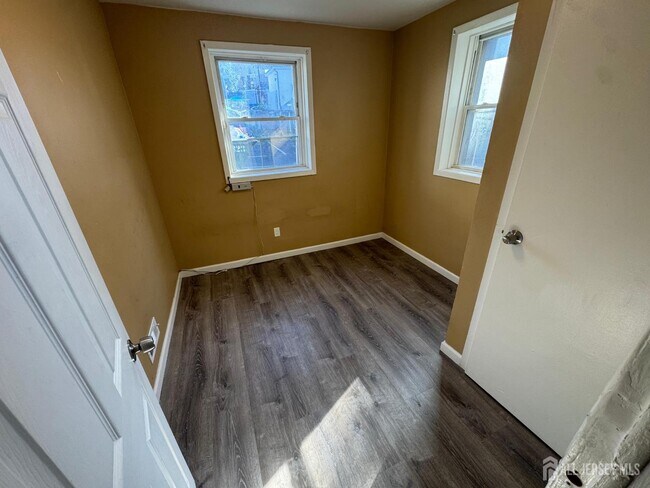 Building Photo - 724 Cortlandt St