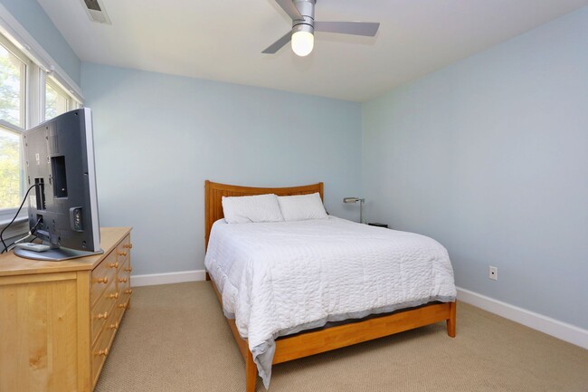 Building Photo - End Unit Townhome in the Heart of Chapel Hill