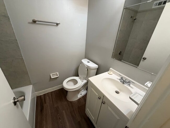 Building Photo - 6360 Greenbriar Dr